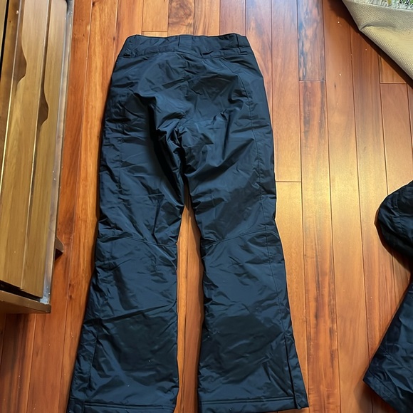 Kids/womens snow set excellent condition. Pants are a size XS and jacket is a S - Picture 7 of 9